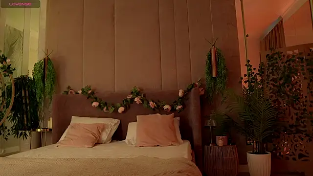 Snapshot of Smiley_Mia chatting on 12, 10, 2025 Smiley Mia online show from 12, 10, 2025