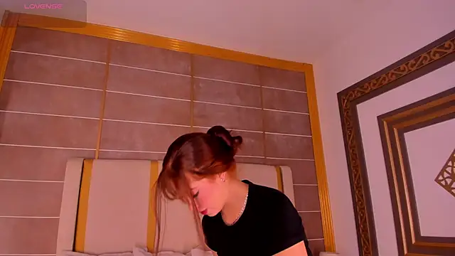 Snapshot of AbigailCarter chatting on 28, 10, 2025 AbigailCarter online show from 28, 10, 2025