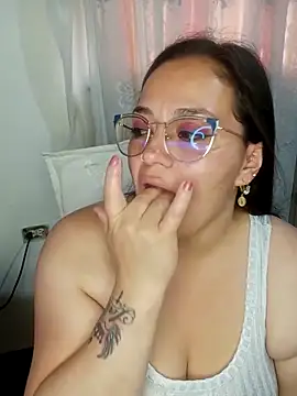 Snapshot of emily_sweet13 chatting on 8, 3, 2025 emily sweet13 online show from 8, 3, 2025