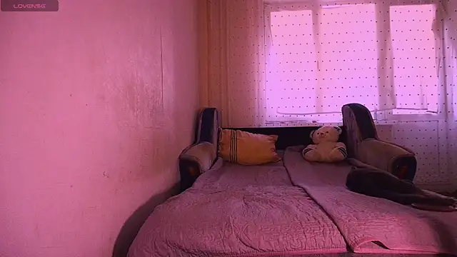 Chloe strip online show from 15, 9, 2025