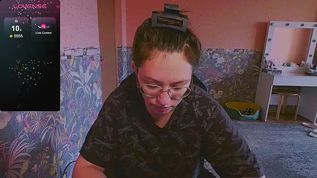 Chloe strip online show from 27, 9, 2025