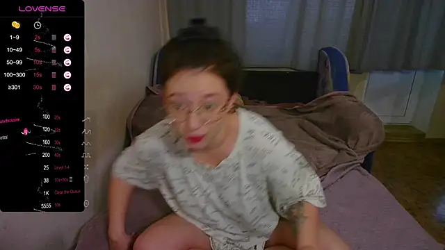 Chloe strip online show from 3, 10, 2025