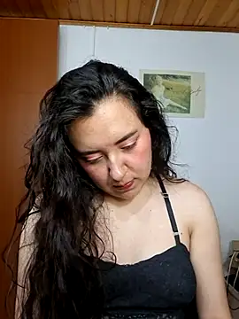 Emi chik online show from 2, 4, 2026