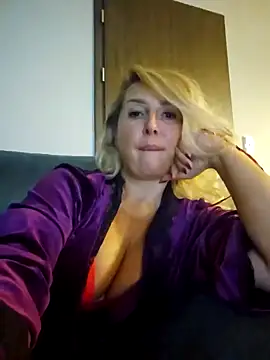 Snapshot of MariaRichi_ chatting on 19, 10, 2025 MariaRichi  online show from 19, 10, 2025