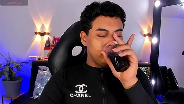 Snapshot of Emili_Roux chatting on 6, 7, 2026 Emili Roux online show from 6, 7, 2026