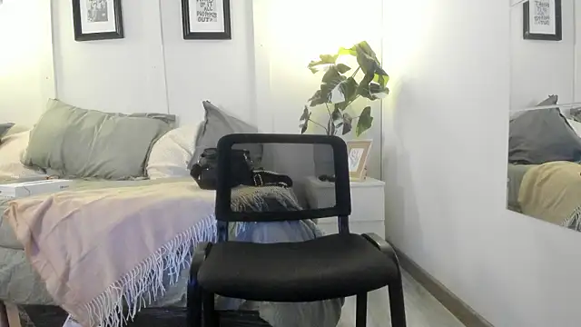 Snapshot of Caroline_dh chatting on 8, 2, 2026 Caroline dh online show from 8, 2, 2026