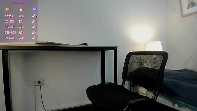 Snapshot of Caroline_dh chatting on 4, 3, 2026 Caroline dh online show from 4, 3, 2026