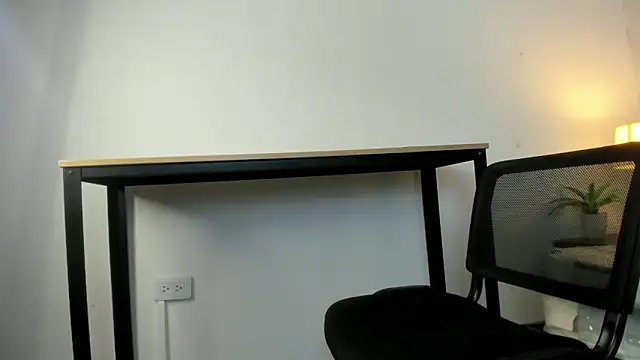 Snapshot of Caroline_dh chatting on 8, 4, 2026 Caroline dh online show from 8, 4, 2026