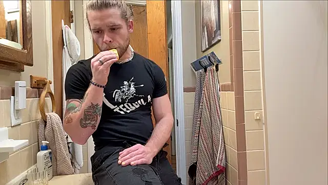 Snapshot of DaddydayDrinkzz chatting on 3, 11, 2025 DaddydayDrinkzz online show from 3, 11, 2025