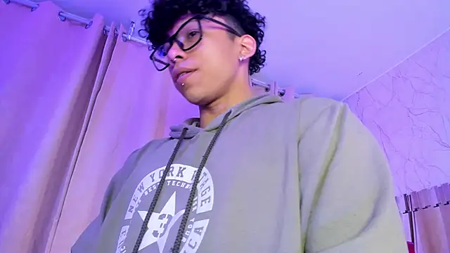 Snapshot of AkazaBoy_ chatting on 21, 12, 2025 AkazaBoy online show from 21, 12, 2025