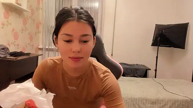 Snapshot of LunaXmii chatting on 8, 12, 2024 LunaXmii online show from 8, 12, 2024