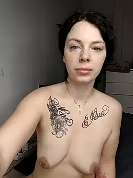 Lola Hale online show from 28, 1, 2025