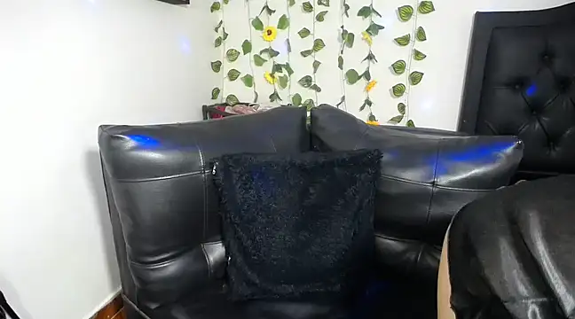 Snapshot of OLIVIAMISSY_02 chatting on 5, 3, 2025 OLIVIAMISSY 02 online show from 5, 3, 2025