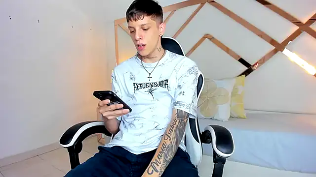 Snapshot of Adam_hard_ chatting on 16, 9, 2025 Adam hard online show from 16, 9, 2025