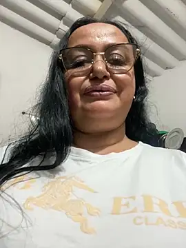 GiaNahomi online show from 4, 1, 2025