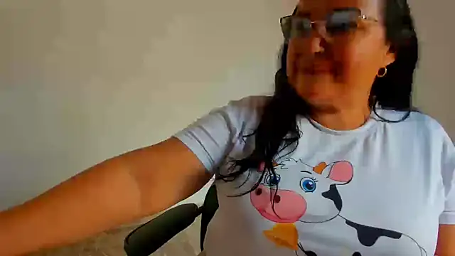 GiaNahomi online show from 8, 3, 2025