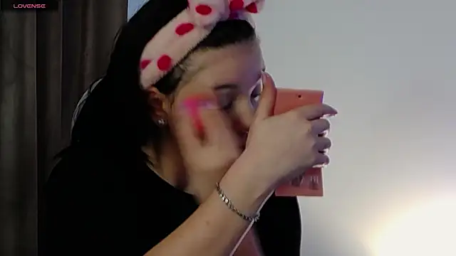 AveryWillow online show from 12, 3, 2025