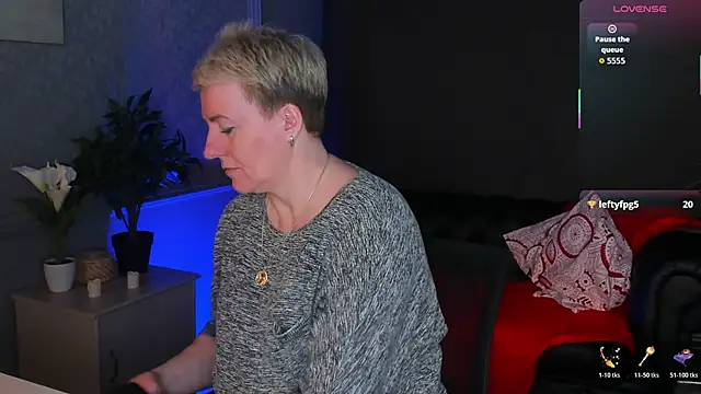 Nika Smit online show from 5, 4, 2026