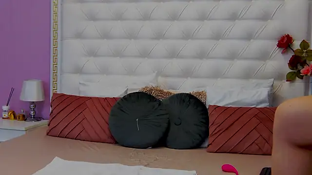 Lenna Paul online show from 13, 2, 2025