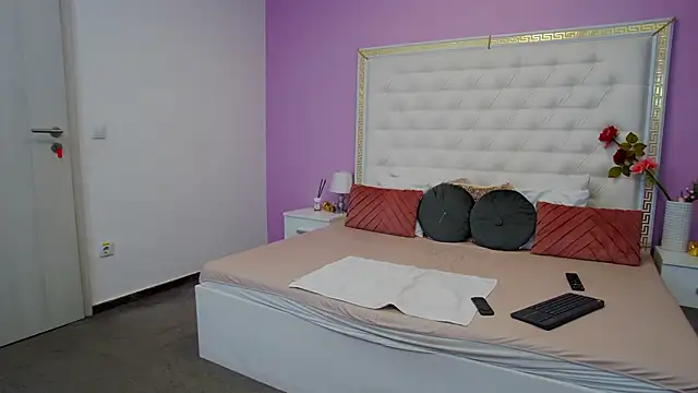 Lenna Paul online show from 17, 2, 2025