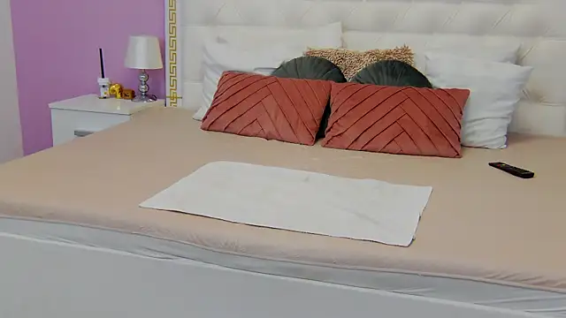 Lenna Paul online show from 10, 3, 2025