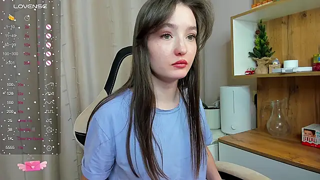 Snapshot of Fairyy_Moon chatting on 1, 2, 2025 Fairyy Moon online show from 1, 2, 2025