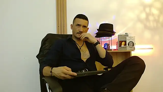 Snapshot of Reiko_85_ chatting on 3, 11, 2025 Reiko 85 online show from 3, 11, 2025