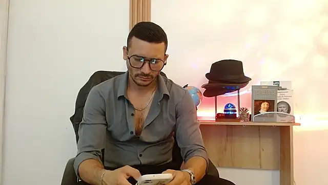 Snapshot of Reiko_85_ chatting on 8, 11, 2025 Reiko 85 online show from 8, 11, 2025