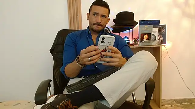 Snapshot of Reiko_85_ chatting on 12, 11, 2025 Reiko 85 online show from 12, 11, 2025