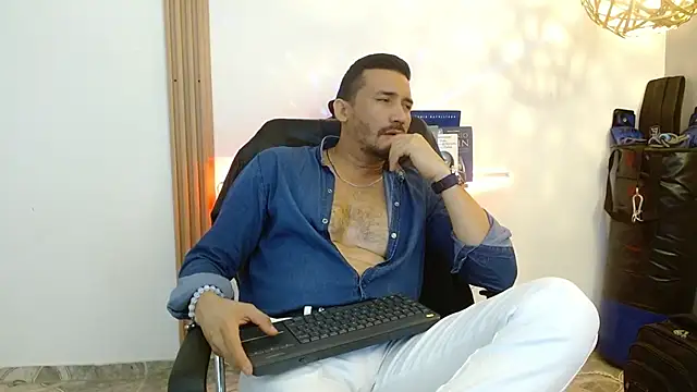 Snapshot of Reiko_85_ chatting on 14, 11, 2025 Reiko 85 online show from 14, 11, 2025