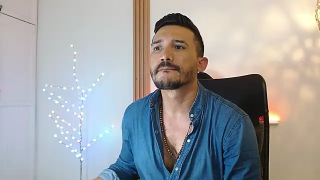 Snapshot of Reiko_85_ chatting on 5, 1, 2026 Reiko 85 online show from 5, 1, 2026