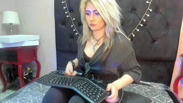HollyWould   online show from 21, 10, 2025