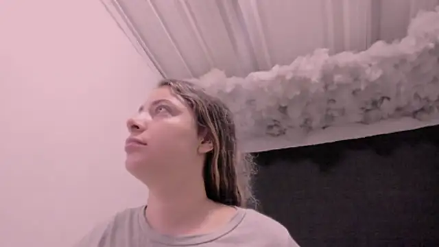 Snapshot of Lauu_G chatting on 4, 11, 2025 Lauu G online show from 4, 11, 2025