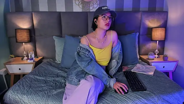 Snapshot of victoria_byte chatting on 7, 3, 2025 victoria byte online show from 7, 3, 2025