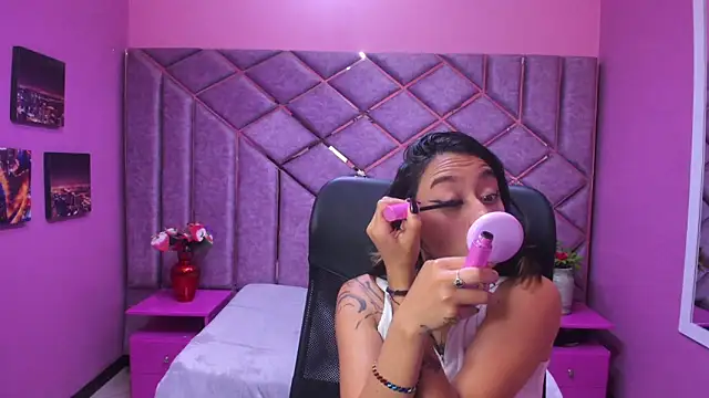 Miaa Thopmson online show from 1, 12, 2025