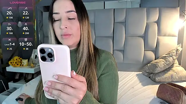 Snapshot of AliceSteel12 chatting on 24, 10, 2025 AliceSteel12 online show from 24, 10, 2025