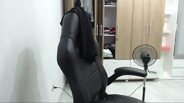 Snapshot of RoxanaLove9 chatting on 5, 3, 2026 RoxanaLove9 online show from 5, 3, 2026