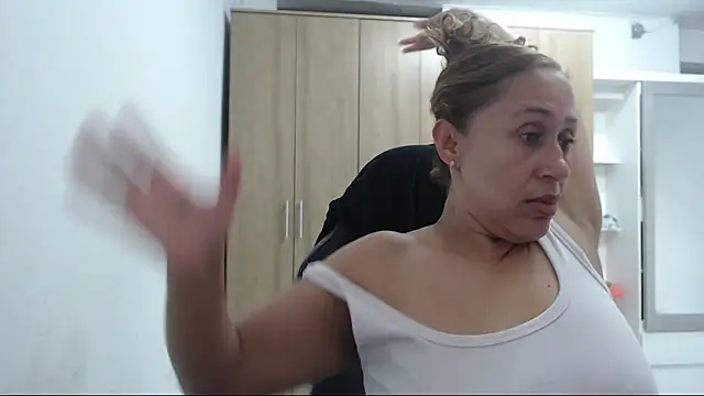 Snapshot of RoxanaLove9 chatting on 13, 3, 2026 RoxanaLove9 online show from 13, 3, 2026