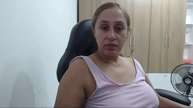 Snapshot of RoxanaLove9 chatting on 13, 4, 2026 RoxanaLove9 online show from 13, 4, 2026