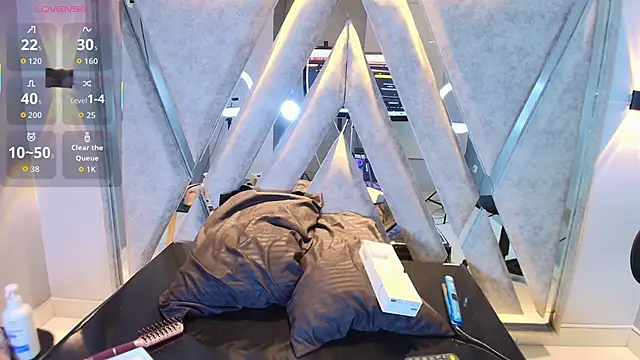 Snapshot of Annie9_ chatting on 9, 10, 2025 Annie9 online show from 9, 10, 2025