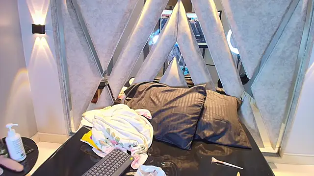 Snapshot of Annie9_ chatting on 12, 10, 2025 Annie9 online show from 12, 10, 2025