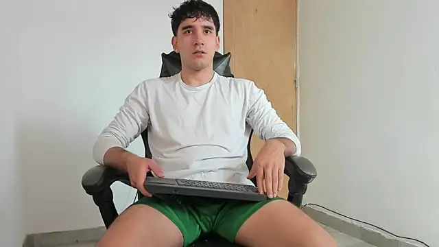 Snapshot of leo030809 chatting on 18, 5, 2026 leo030809 online show from 18, 5, 2026