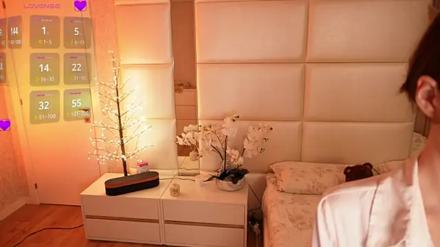 Lilly Colins online show from 13, 4, 2026