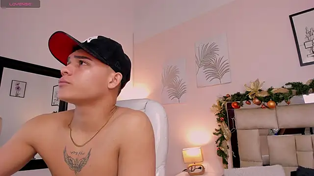 Snapshot of saraandstiven chatting on 27, 12, 2024 saraandstiven online show from 27, 12, 2024