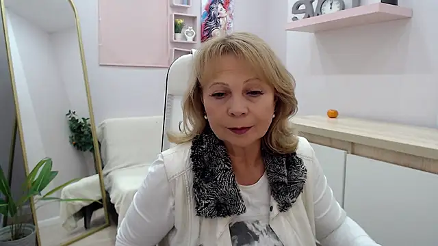 Snapshot of Milla_Cutie18 chatting on 5, 3, 2025 Milla Cutie18 online show from 5, 3, 2025
