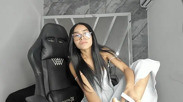 Snapshot of Mia_petite01 chatting on 21, 5, 2026 Mia petite01 online show from 21, 5, 2026