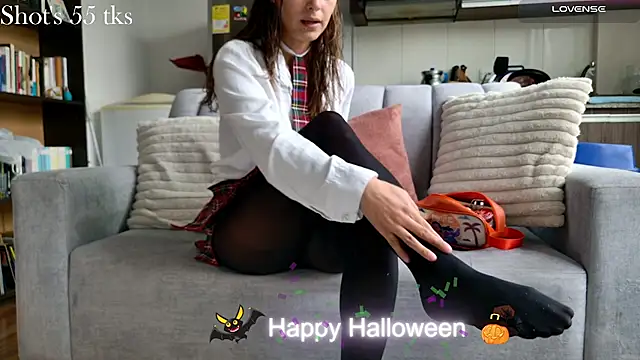 Snapshot of Emmy_petit chatting on 31, 10, 2025 Emmy petit online show from 31, 10, 2025