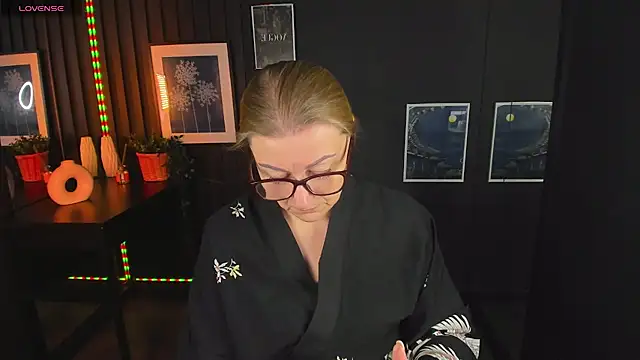 AlexandraKind online show from 4, 3, 2025