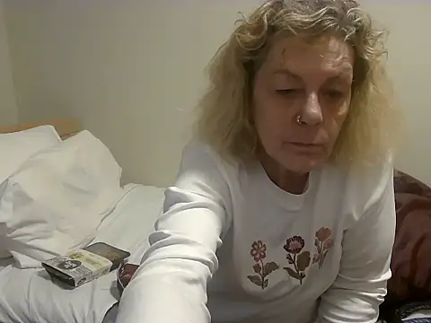 housewife shantie online show from 24, 10, 2025