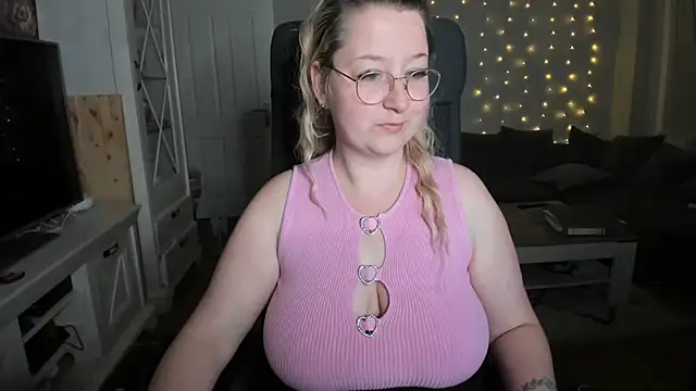 Snapshot of Lillyloo_ chatting on 8, 11, 2025 Lillyloo online show from 8, 11, 2025